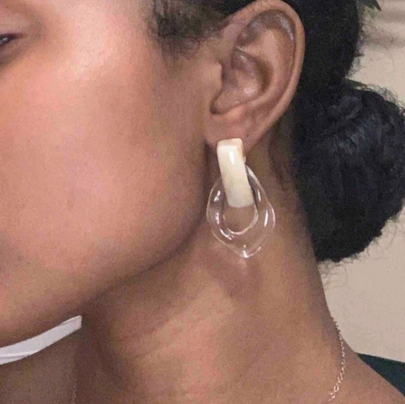 💖 2/$30 Womens chunky boho clear ivory minimalist resin drop casual earrings - Picture 1 of 10